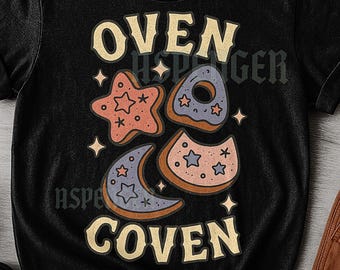 Puede incluir: Camiseta unisex negra con un diseño gráfico que presenta las palabras "OVEN COVEN" e ilustraciones de galletas en forma de estrella, media luna y donut. Las galletas están decoradas con estrellas y otras formas.