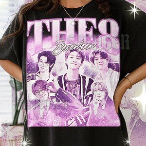 Peut inclure: T-shirt noir avec un motif violet. Le design comprend le texte "THE 8" au-dessus de "Seventeen" et des images de cinq personnes. Le graphisme a un aspect vintage et vieilli avec une palette de couleurs violet délavé.