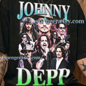 Könnte beinhalten: Ein graphitfarbenes T-Shirt mit einer grafischen Collage von Johnny Depp in verschiedenen Rollen und bei öffentlichen Auftritten. Der Text JOHNNY erscheint oben in Blau, DEPP unten in Grün. Das T-Shirt ist mit Comfort Colors gekennzeichnet.