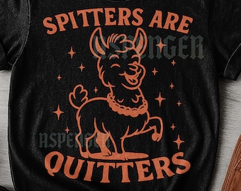 以下が含まれることがあります： 黒色のユニセックスTシャツ。オレンジ色の笑顔のラマのグラフィックと「Spitters Are Quitter」の文字。ラマはネックレスを着用。Tシャツはヴィンテージ風の外観。