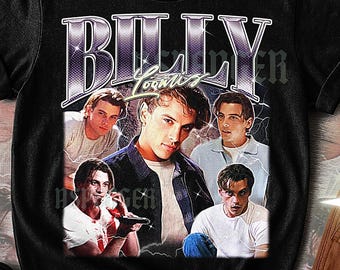 Może przedstawiać: Czarny t-shirt unisex z retro graficznym wzorem z napisem "BILLY" w kolorze fioletowym. Projekt zawiera wiele zdjęć osoby. Koszulka ma również napis "UNISEX TSHIRT".