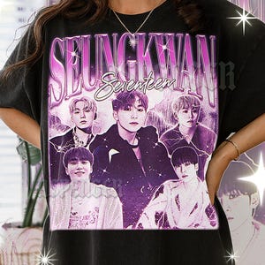 Peut inclure: T-shirt noir avec un motif violet et blanc représentant le mot "SEUNGKWAN" au-dessus de "Seventeen" et des images de cinq personnes. Le design a un aspect vintage et vieilli.
