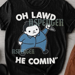 Könnte beinhalten: Schwarzes Unisex-T-Shirt mit einer Cartoon-Illustration einer Figur in einem blauen Overall, die ein Messer hält. Der Text auf dem Shirt lautet "OH LAWD HE COMIN". Das Shirt hat auch den Text "UNISEX TSHIRT".