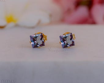 Handgefertigte Alexandrit-Ohrstecker (quadratisch), 14 Karat Gold Vermeil, Sterlingsilber, 6 mm Prinzessschliff, Verlobungsgeschenk, Geschenk für Töchter oder Mütter