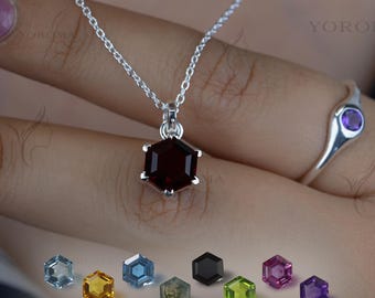 Collar con colgante hexagonal de granate rojo de 8 mm en plata de ley para mujer, colgante de oro vermeil, delicado collar de granate, regalo de aniversario o compromiso.