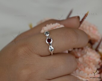Granat Birthstone Ring Drei-Stein-Ring 4 mm Granat, 3 mm Blautopas Ring Ehering stapelbarer Ring, Versprechensring zierlicher Ring, Verlobungsring
