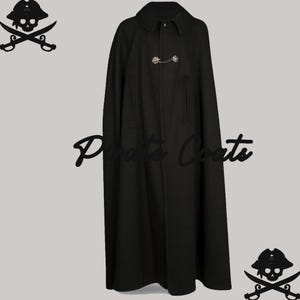 Puede incluir: Una capa larga y negra con cuello y cierre decorativo. La capa tiene un diseño fluido y dos bolsillos. Las palabras "Pirate Coats" están escritas en cursiva en la parte delantera. Calaveras y huesos cruzados con temática pirata en las esquinas.