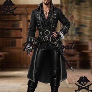 Puede incluir: Un disfraz de pirata negro con un abrigo largo con botones y adornos plateados, una camisa con volantes y pantalones de cuero. El atuendo incluye un cinturón con una hebilla grande, una espada y guantes sin dedos. Tema pirata.