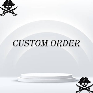 Może przedstawiać: Biała grafika z napisem CUSTOM ORDER czcionką szeryfową w kolorze czarnym. Projekt zawiera dwie czarne ikony pirackiej czaszki z piszczelami, umieszczone w lewym górnym rogu oraz w prawym dolnym rogu obrazu.