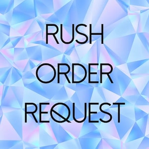 Może przedstawiać: Cyfrowa grafika przedstawiająca tekst RUSH ORDER REQUEST pogrubionymi czarnymi bezszeryfowymi wielkimi literami, wyśrodkowany na tle jasnoniebieskich i lawendowych geometrycznych trójkątów z mieniącym się efektem.