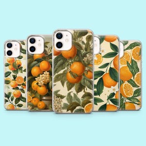 Può includere: Una collezione di cinque custodie trasparenti per telefono con un'illustrazione botanica vintage di alberi di arancio con arance mature, foglie verdi e fiori bianchi. Le custodie hanno uno sfondo beige chiaro.