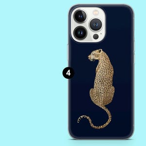 Puede incluir: Funda de tel&eacute;fono azul marino con una ilustraci&oacute;n detallada de un leopardo. El leopardo tiene un pelaje manchado y est&aacute; sentado erguido con la cola enroscada. La funda tiene un borde transparente y un recorte para la c&aacute;mara.