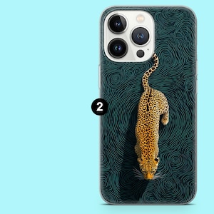 Puede incluir: Funda de tel&eacute;fono con una ilustraci&oacute;n de leopardo sobre un fondo azul oscuro con un patr&oacute;n de remolinos. El leopardo est&aacute; en tonos marrones y dorados, con un aspecto texturizado. La funda tiene un borde transparente.