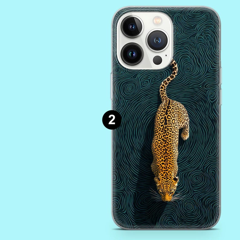 Puede incluir: Funda de tel&eacute;fono con una ilustraci&oacute;n de leopardo sobre un fondo azul oscuro con un patr&oacute;n de remolinos. El leopardo est&aacute; en tonos marrones y dorados, con un aspecto texturizado. La funda tiene un borde transparente.