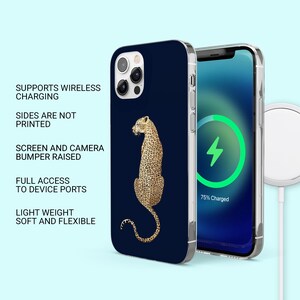 Puede incluir: Una funda de tel&eacute;fono azul marino con un dise&ntilde;o de leopardo dorado. La funda se muestra junto a un tel&eacute;fono que muestra una pantalla de carga. El texto en la funda dice: Admite carga inal&aacute;mbrica, Los lados no est&aacute;n impresos, Parachoques de pantalla y c&aacute;mara elevados, Acceso completo a los puertos del dispositivo, Ligero, suave y flexible.
