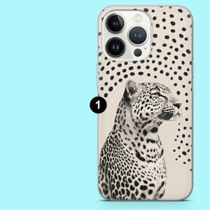 Puede incluir: Una funda de tel&eacute;fono con un dise&ntilde;o de leopardo en blanco y negro. La funda tiene un fondo transparente con lunares negros en la parte superior. El leopardo est&aacute; en el centro, con la cabeza girada hacia la derecha. La funda tiene un recorte para la c&aacute;mara.
