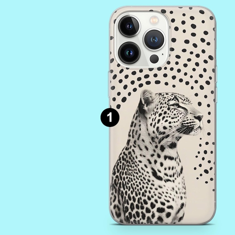 Puede incluir: Una funda de tel&eacute;fono con un dise&ntilde;o de leopardo en blanco y negro. La funda tiene un fondo transparente con lunares negros en la parte superior. El leopardo est&aacute; en el centro, con la cabeza girada hacia la derecha. La funda tiene un recorte para la c&aacute;mara.
