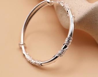 Fijne zilveren gesneden armband met bloem • Verstelbare ambachtelijke manchet