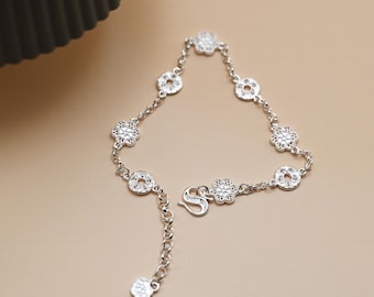 Armband met wilde bloemenmedaillon · Handgemaakte schakelketting van 999 fijn zilver · Verstelbare ambachtelijke sieraden