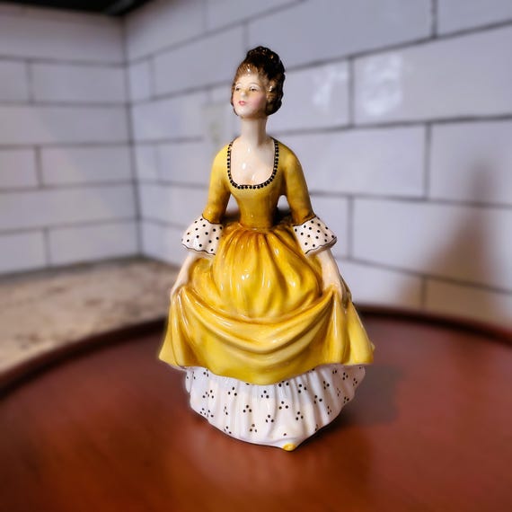 Royal Doulton coralie HN2307 Yellow Gown Figurine, C.1963/196488, England - Etsy Israel Royal Doulton coralie HN2307 Yellow Gown Figurine, C.1963/196488, England - Etsy Israel