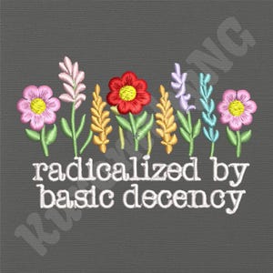 Puede incluir: Diseño bordado sobre un fondo gris con flores coloridas y el texto "radicalized by basic decency" en blanco. Las flores incluyen tonos rosas, rojos, amarillos y azules.