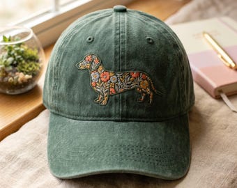 Può includere: Cappellino da baseball verde con un ricamo di bassotto con fiori colorati. Il cappellino è realizzato in tessuto morbido e strutturato e ha una visiera curva. Un accessorio elegante per gli amanti dei cani, circa 58 cm di circonferenza.