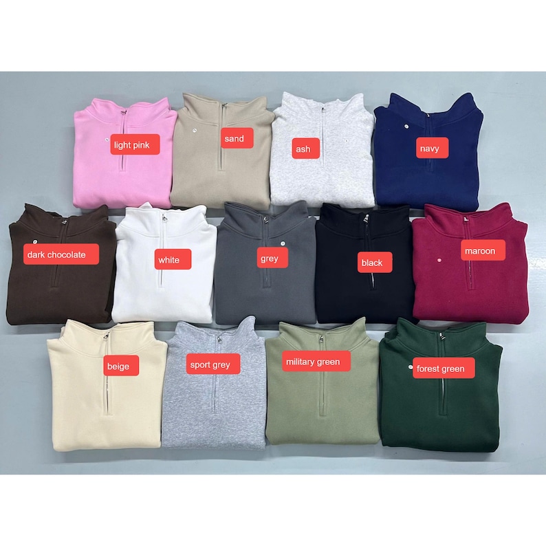 Peut inclure: Une collection de sweat-shirts &agrave; quart de fermeture &eacute;clair pli&eacute;s, de couleurs vari&eacute;es : rose clair, sable, cendre, marine, chocolat noir, bordeaux, blanc, gris, noir, beige, gris sport, vert militaire et vert for&ecirc;t. Chaque sweat a une &eacute;tiquette de couleur.
