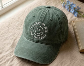 Broderad bomullskeps med texten "Det är okej att känna alla känslor", retrohatt för mental hälsa