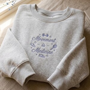 Sudadera bordada "El movimiento es medicina" – Regalo para amantes del fitness, ropa para terapeutas imagen 2