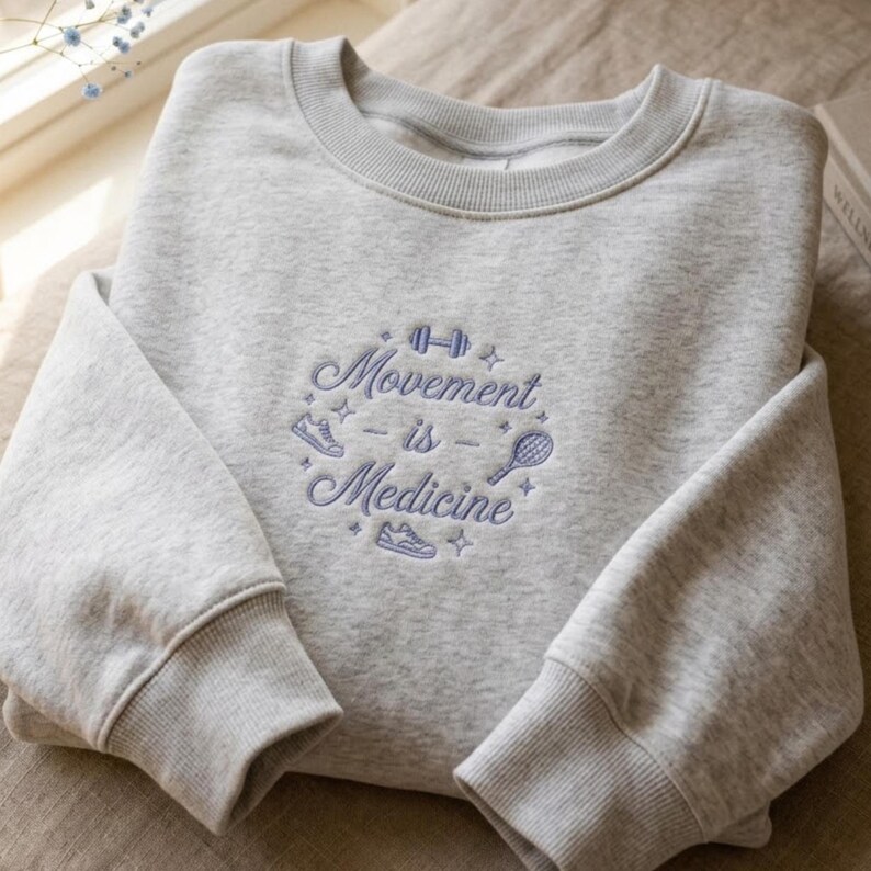 Sudadera bordada "El movimiento es medicina" – Regalo para amantes del fitness, ropa para terapeutas imagen 2