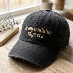 Gorra de algodón feminista bordada, "En mi era de la furia femenina", correa ajustable.