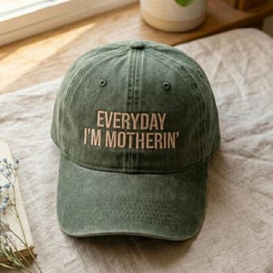 Casquette en coton brodée, chapeau « Everyday I'm Motherin » image 2