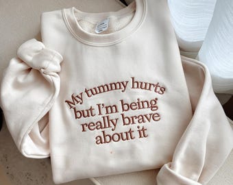 Geborduurd uniseks T-shirt of sweatshirt 'My Tummy Hurts'