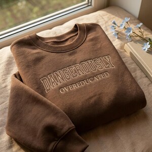 Broderad Farligt Överutbildad Sweatshirt: Doktorsexamenspresent