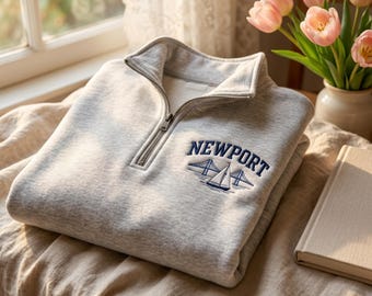 Sweat-shirt brodé Newport Quarter Zip : une destination minimaliste en souvenir de vêtements douillets
