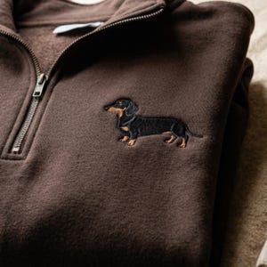 Broderad Dachshund Mom Quarter Zip, Minimalistisk Korvhundtröja bild 2