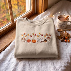 Felpa autunnale ricamata, girocollo con stampa di zucca e funghi e motivo caffè e libri