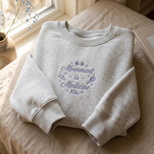 Sudadera bordada "El movimiento es medicina" – Regalo para amantes del fitness, ropa para terapeutas imagen 3