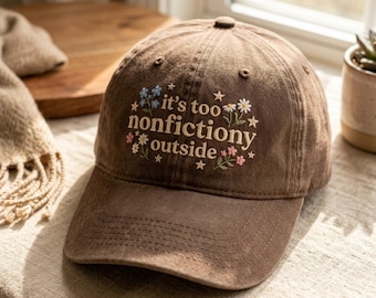 Gorra de béisbol bordada con estampado floral, cita "Demasiado realismo afuera", regalo para amantes de los libros.