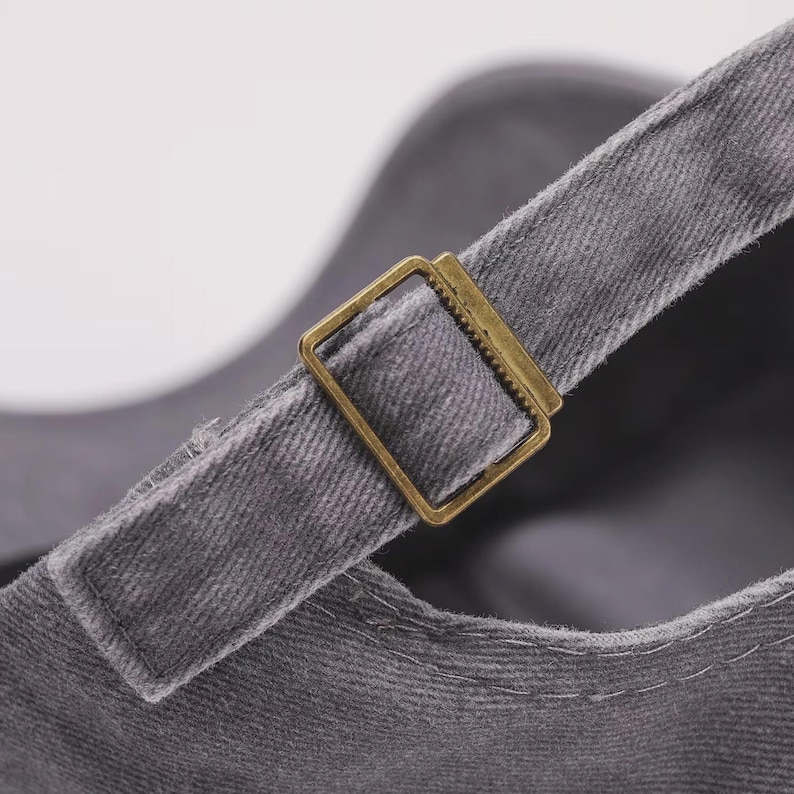 Peut inclure: Ensemble de trois tasses en c&eacute;ramique avec une finition mate et mouchet&eacute;e. Les tasses sont de couleur cr&egrave;me, gris clair et gris fonc&eacute;. Chaque tasse a un design simple et minimaliste et une anse arrondie.