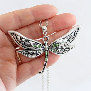 Dragonfly plateado plateado elegante collar. Regalo de Navidad para mujeres.  Joyas delicadas para insectos. Amantes de la naturaleza Joyería