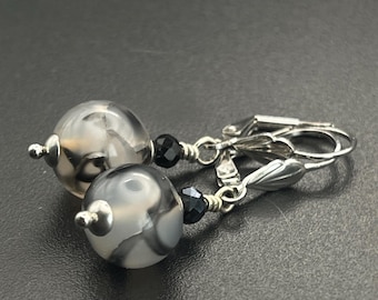 Boucles d’oreilles agate noire et grise, agate craquelée, cristal noir, bijou fait main, boucles minimalistes élégantes