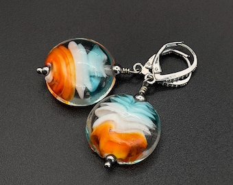 Boucles d’oreilles en verre lampwork. Perles en verre faites main. Acier chirurgical.