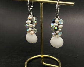 Boucles d’oreilles en quartz naturel. Perles d’eau douce et cristaux. Bijou fait main.