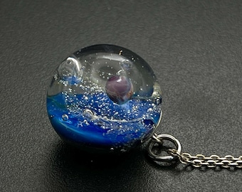 Collier Galaxie Bleu, Pendentif en Verre Lampwork 20 mm, Bijou Espace, Collier Céleste Femme, Cadeau Fait Main