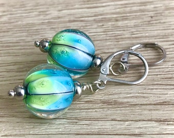 Pendientes de lámpara de vidrio verde azul, pendientes de plata, regalo de Navidad para aquí, pendientes de declaración, pendientes minimalistas, joyas modernas