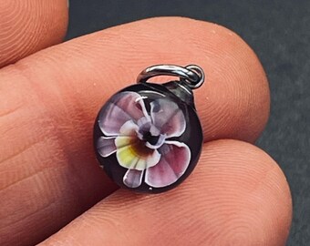 Mini pendentif orchidée verre, perle lampwork faite main, bijou floral délicat, pendentif noir, cadeau femme