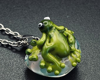 Pendentif grenouille en verre lampwork, bijou artisanal, collier fantaisie fait main, cadeau original femme