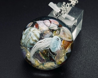 Pendentif méduse en verre lampwork, bijou océan fait main
