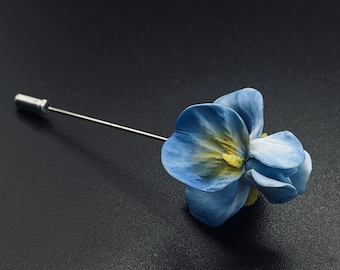 Broche fleur bleue, bijou floral en pâte polymère, broche faite main, bijou botanique, cadeau femme